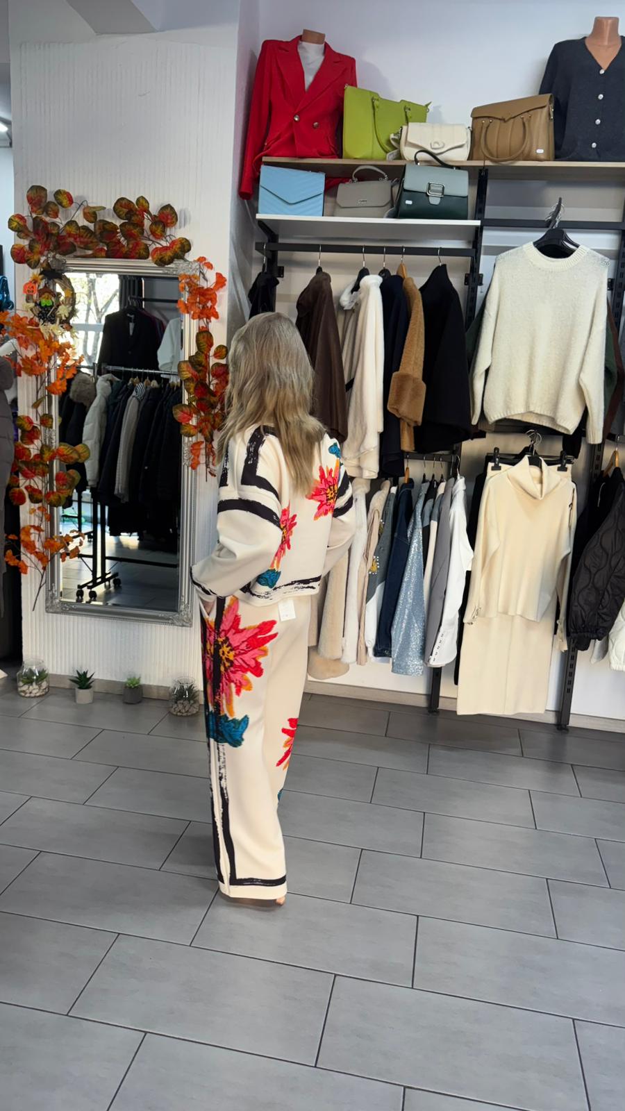 Compleu crem cu imprimeu floral colorat