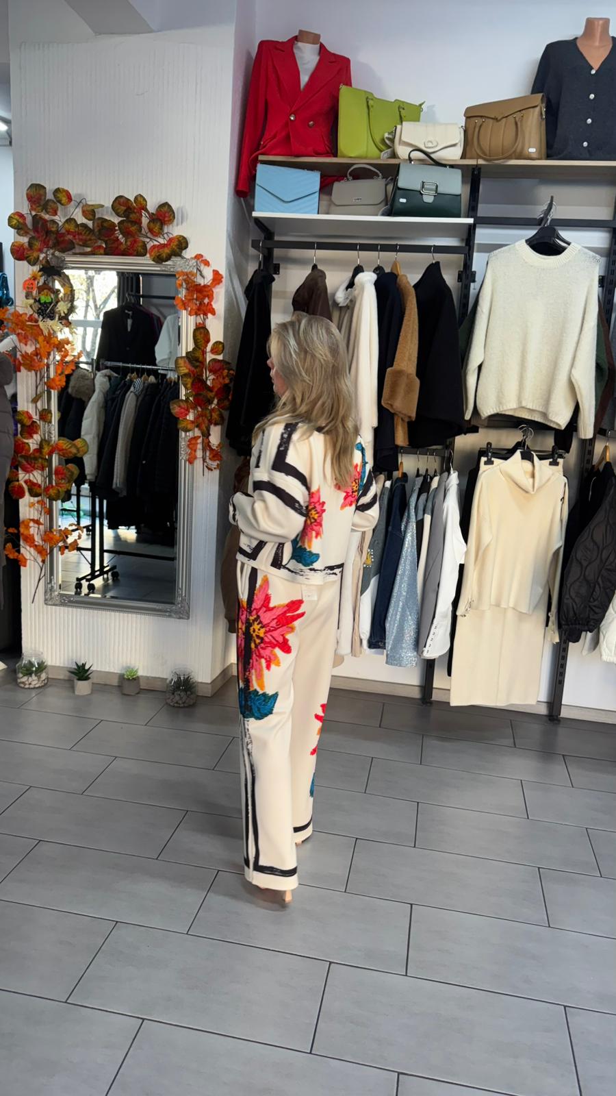 Compleu crem cu imprimeu floral colorat