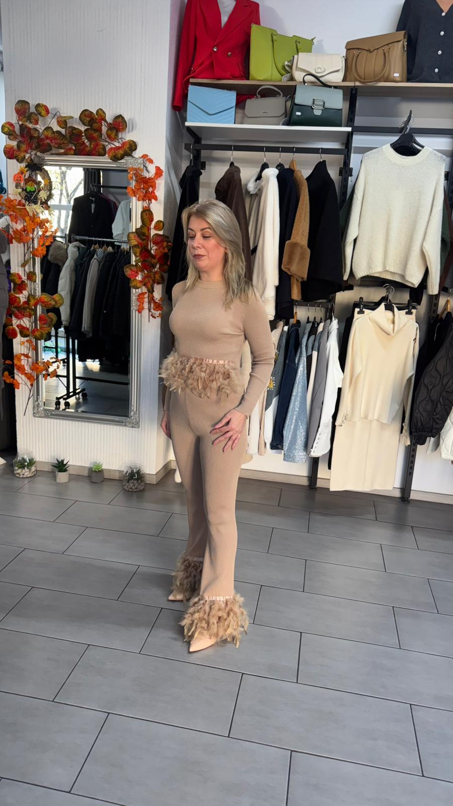 Compleu bej tricotat cu pene decorative