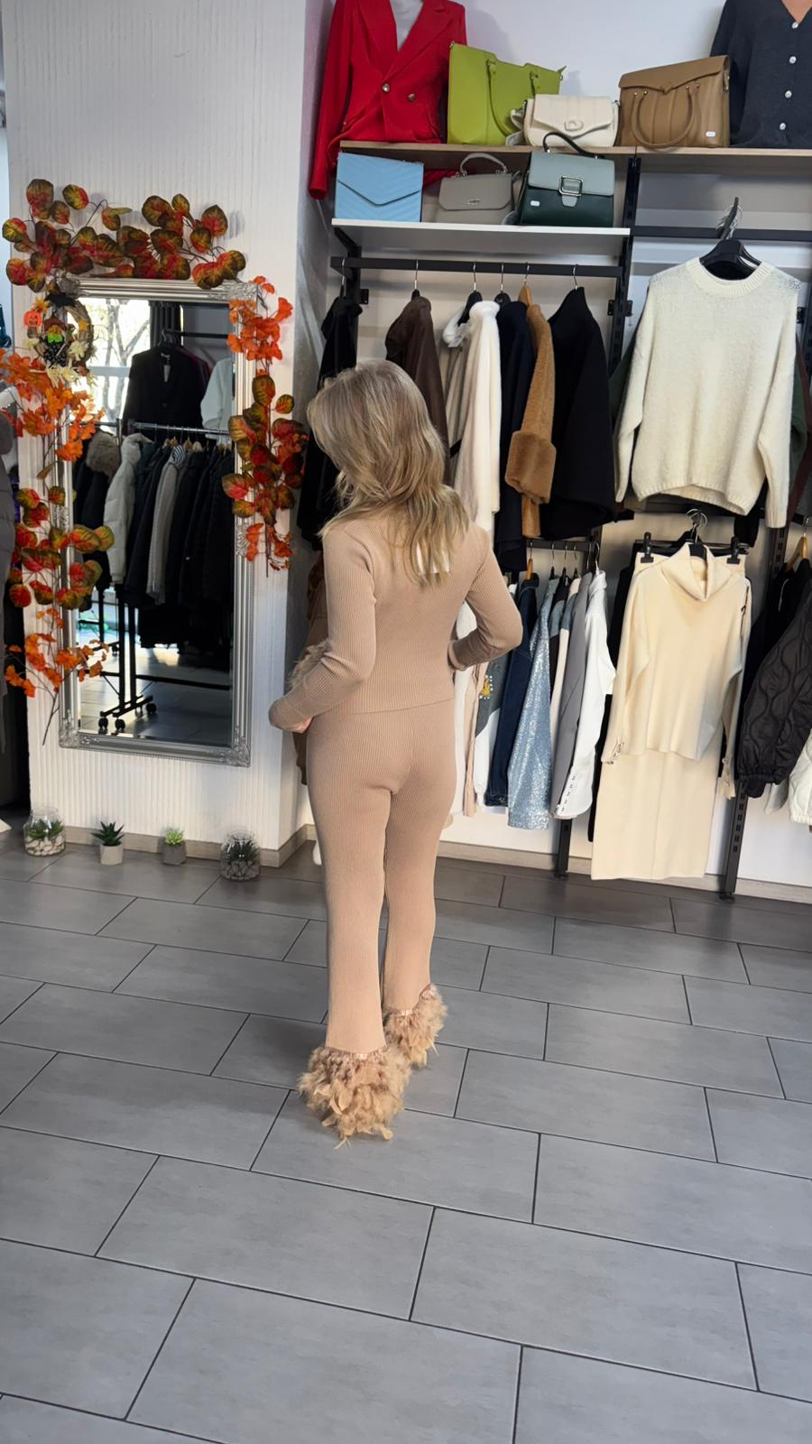 Compleu bej tricotat cu pene decorative