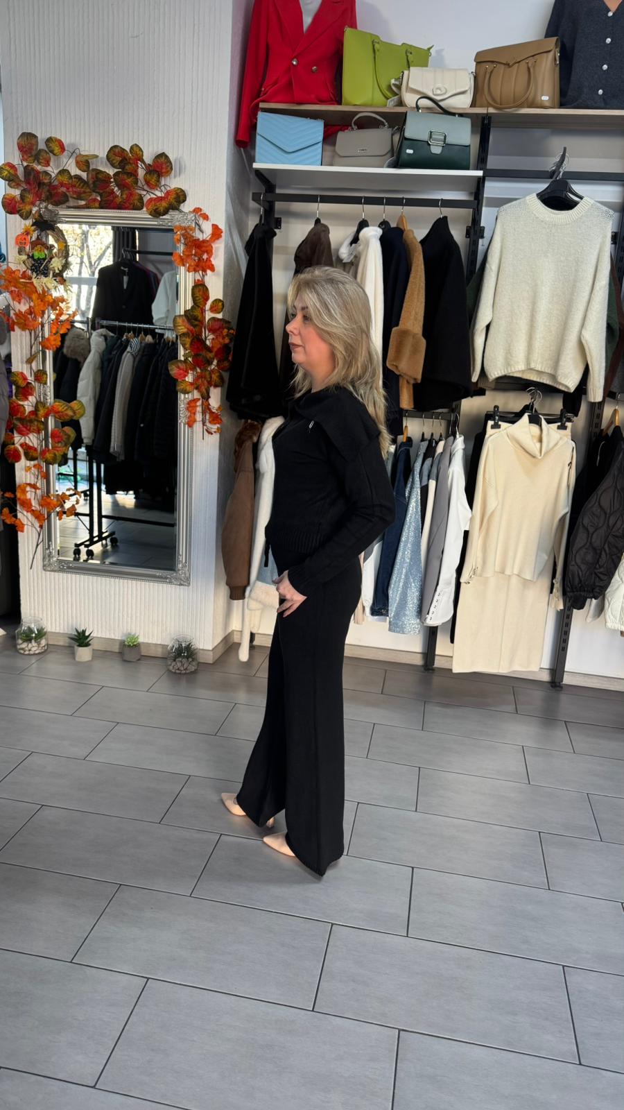 Compleu negru tricotat cu detaliu la guler