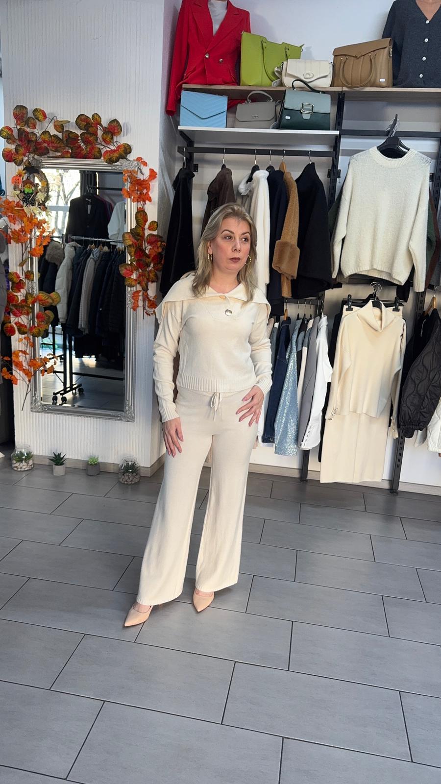 Compleu crem tricotat cu detaliu la guler