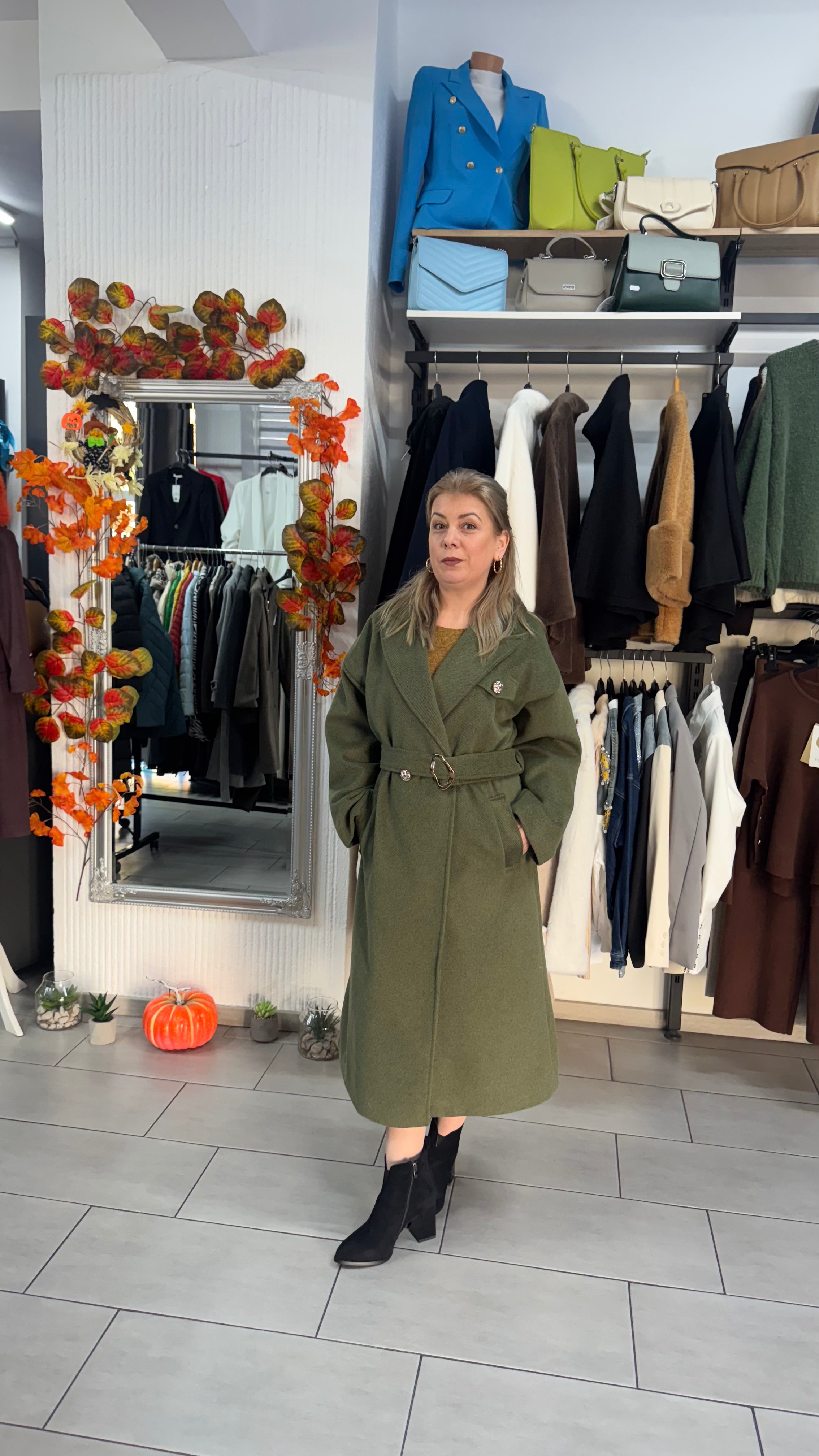 Palton lung verde kaki cu cordon și detalii elegante