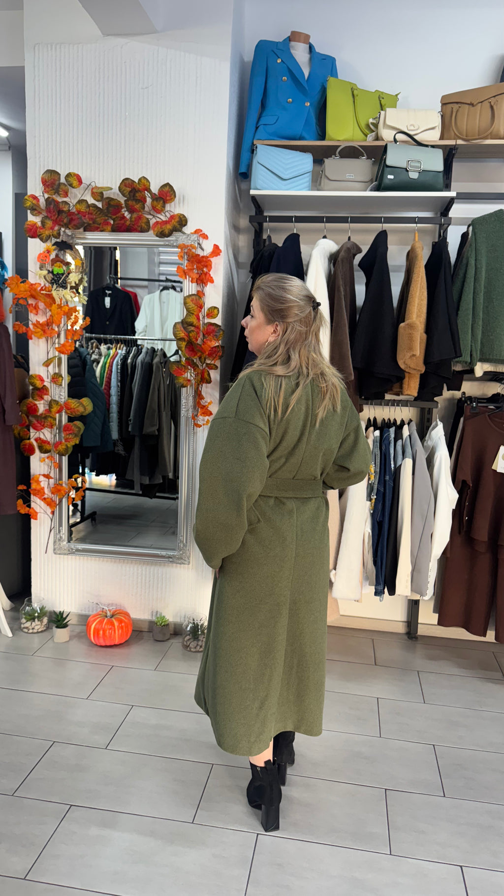 Palton lung verde kaki cu cordon și detalii elegante