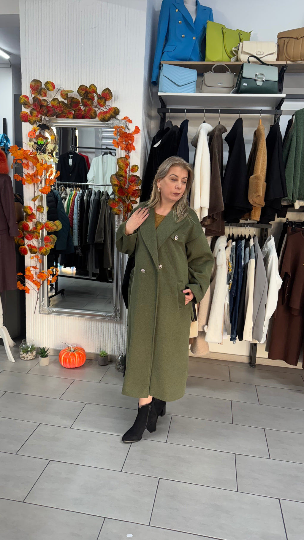 Palton lung verde kaki cu cordon și detalii elegante