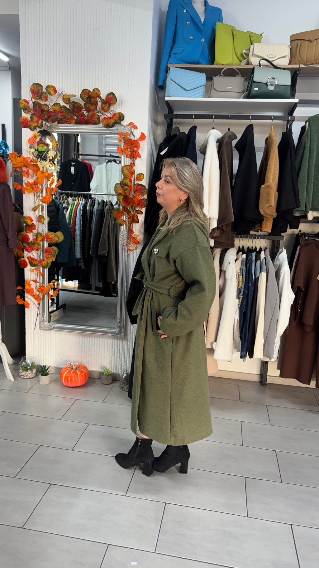 Palton lung verde kaki cu cordon și detalii elegante