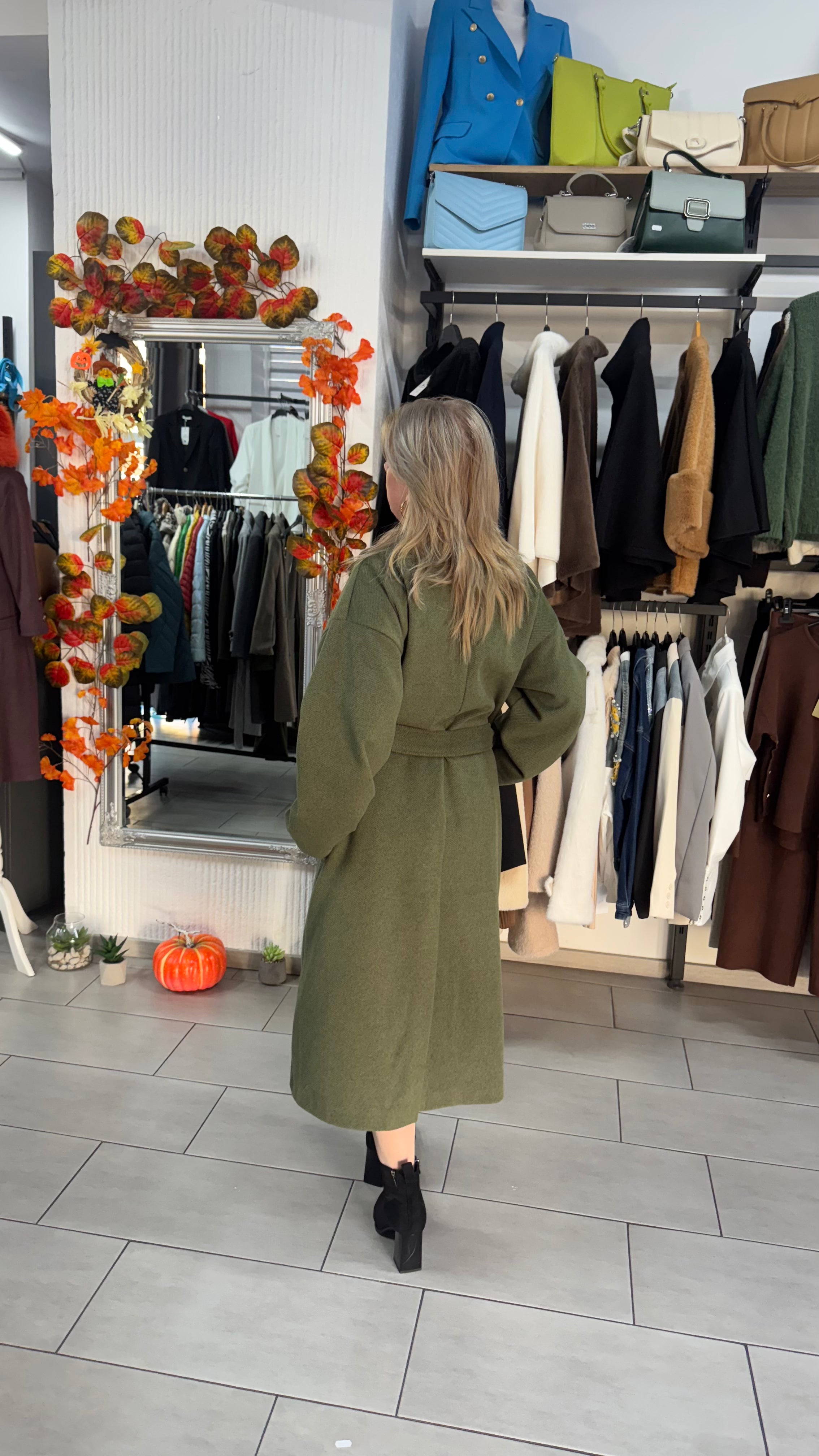 Palton lung verde kaki cu cordon și detalii elegante