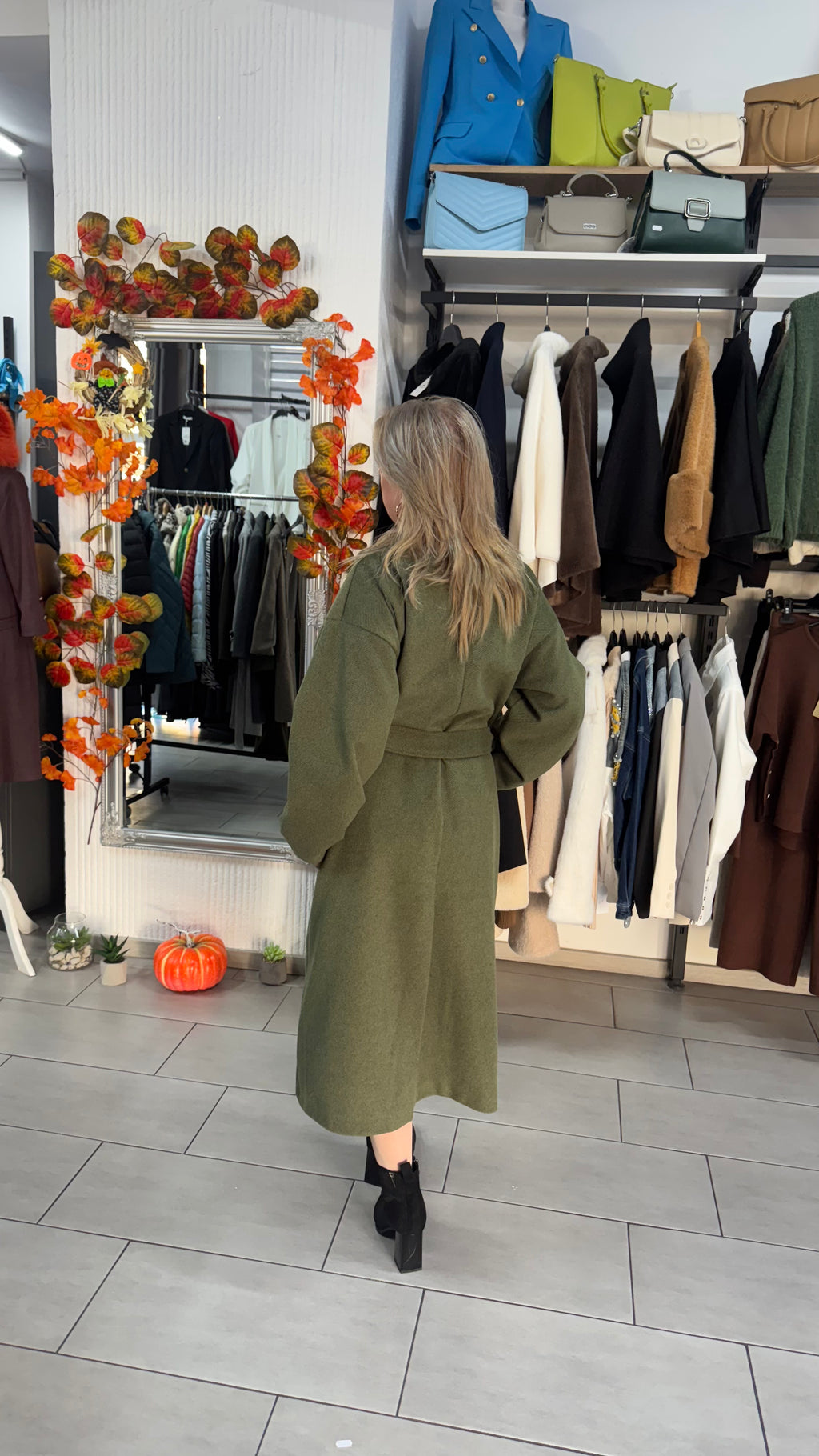 Palton lung verde kaki cu cordon și detalii elegante