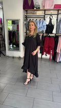 Rochie Midi Neagră Oversize cu Volane și Șnur la Decolteu